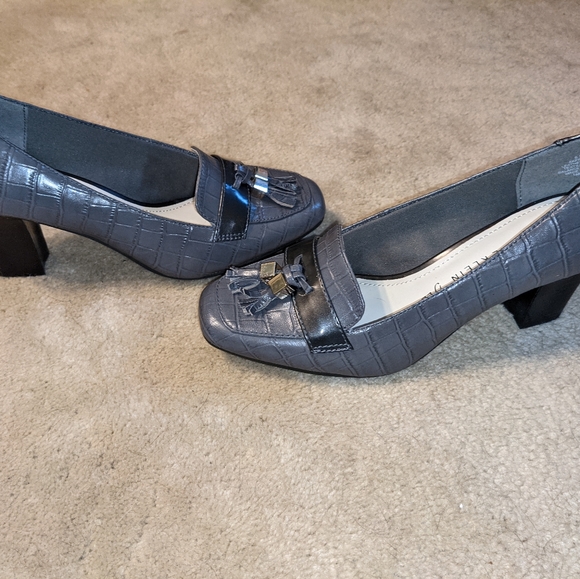 Anne Klein IFlex Gray Heels with Tassles - Picture 11 of 12